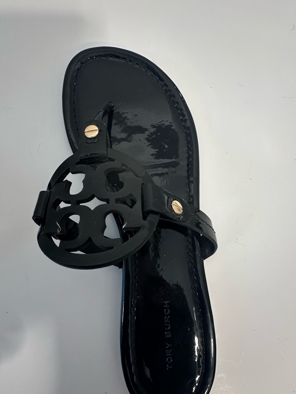 Tory Burch Black Patent Logo Medallion Thong Sandals - Picture 5 of 10